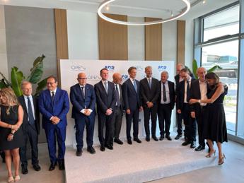 Inaugurazione di una nuova struttura direzionale moderna davanti al Terminal 1 dell'aeroporto di Fiumicino
