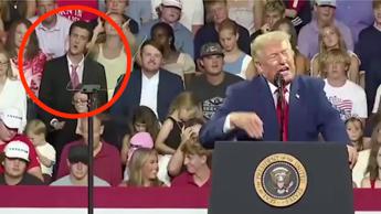 Imita Trump alle sue spalle durante un comizio, il video virale