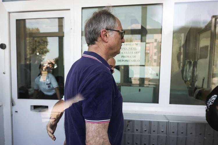 Mario Roggero all'ingresso del carcere di Bollate - Ipa