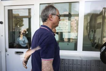 Mario Roggero all'ingresso del carcere di Bollate - Ipa
