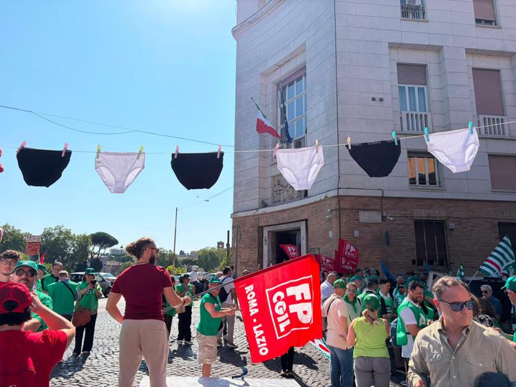 Lavoratori sanità privata e Rsa in presidio per il contratto: 