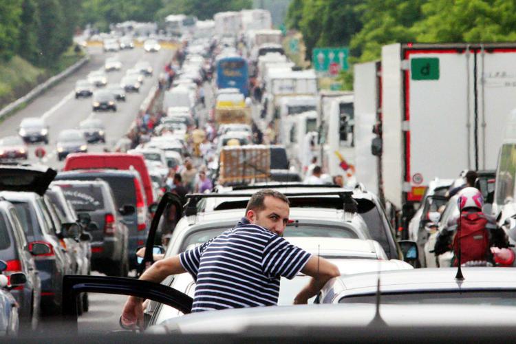 Traffico intenso per l'esodo estivo - Fotogramma