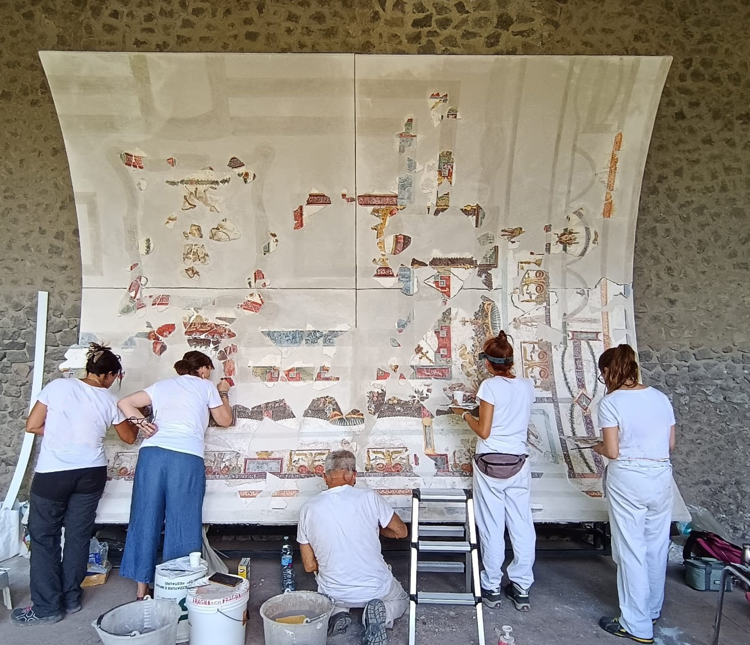 (Il restauro del soffitto a volta di un ambiente della Casa con Panificio della Regio IX - Ufficio stampa del Parco Archeologico di Pompei)