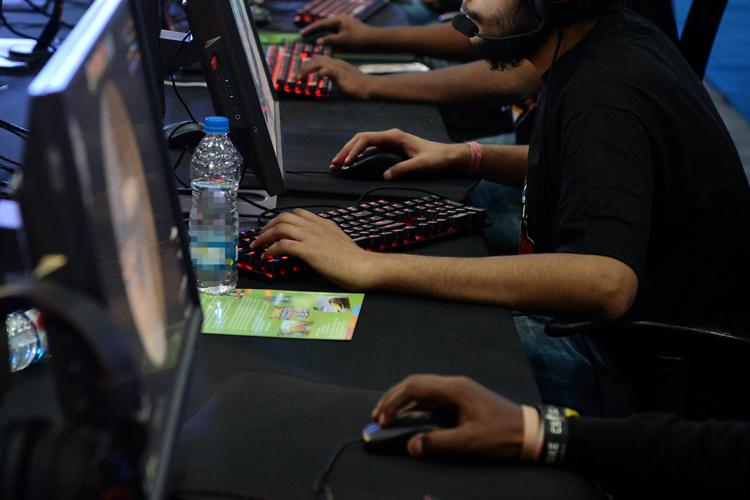 Visitors play computer games at a stall during the India Gaming Show South 2018 expo at the Bangalore International Exhibition Centre on January 19, 2018.
India Gaming Show South 2018, an International gaming, animation and infotainment event aims to reach out to professional gamers, developers and audiences at large. / AFP PHOTO / MANJUNATH KIRAN - AFP
