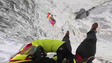 Alpinisti travolti dai sassi, il soccorso in elicottero a Courmayeur - Video