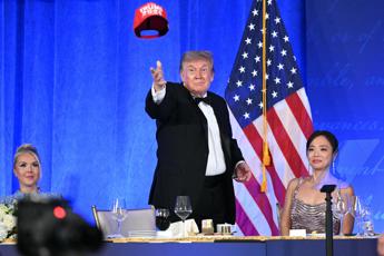 Trump e l'annuncio con il cappellino rosso: 