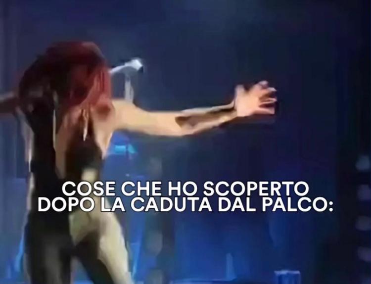 Noemi ironizza sulla caduta dal palco e cita Jovanotti: 