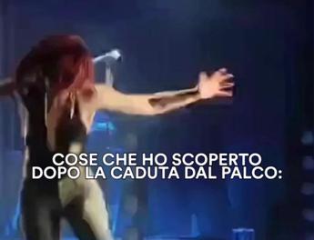 Noemi ironizza sulla caduta dal palco e cita Jovanotti: "La vertigine non è paura di cadere ma voglia di volare"