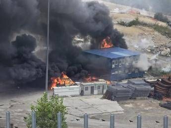 No Tav, assalto al cantiere in Val di Susa: bruciate 2 camionette dei carabinieri