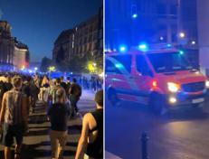 La folla e un'ambulanza - (Fermi immagine)