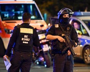 Furgone sulla folla al Pride di Berlino, 1 morto e 16 feriti: caccia all'attentatore, un 21enne legato a ambienti islamisti