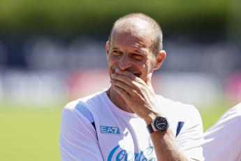 Massimiliano Allegri non partecipa al coro dei tifosi del Napoli