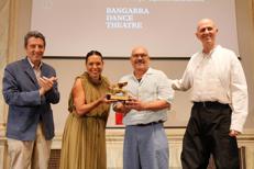 Pietrangelo Buttafuoco (presidente della Biennale di Venezia), Frances Rings (Bangarra Dance Theatre, Leone d'oro), Stephen Page (Bangarra Dance Theatre, Leone d'oro) e Wayne McGregor (direttore Artistico della Biennale Danza) (Ufficio stampa Biennale di Venezia)