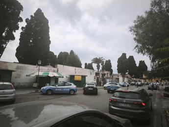 Aggredisce l'ex moglie nel cimitero di Torre Annunziata e si barrica: arrestato