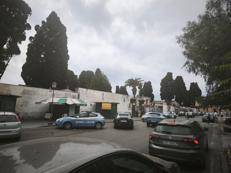 Il cimitero dove l'uomo ha sparato all'ex moglie