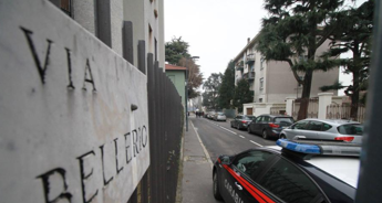 Interno di uno studio politico con tavoli riunioni, persone in discussione, bandiere di partito