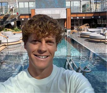 Tennista professionista allena il proprio corpo all'interno di una struttura ricreativa galleggiante durante la pausa competitiva