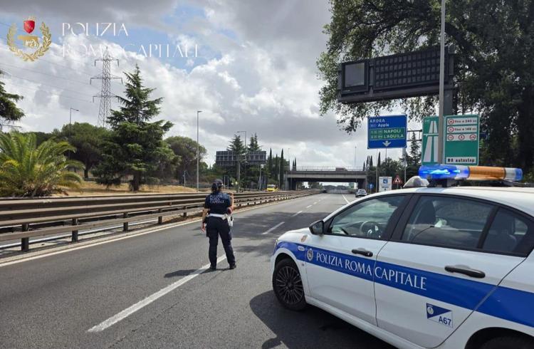 Incendio a via Laurentina, chiuso il Grande Raccordo Anulare