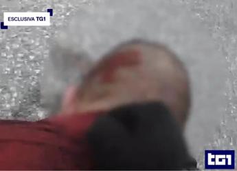 Fotogramma da bodycam mostra spalla e nuca di uomo con visibile traccia di sangue su sfondo interno