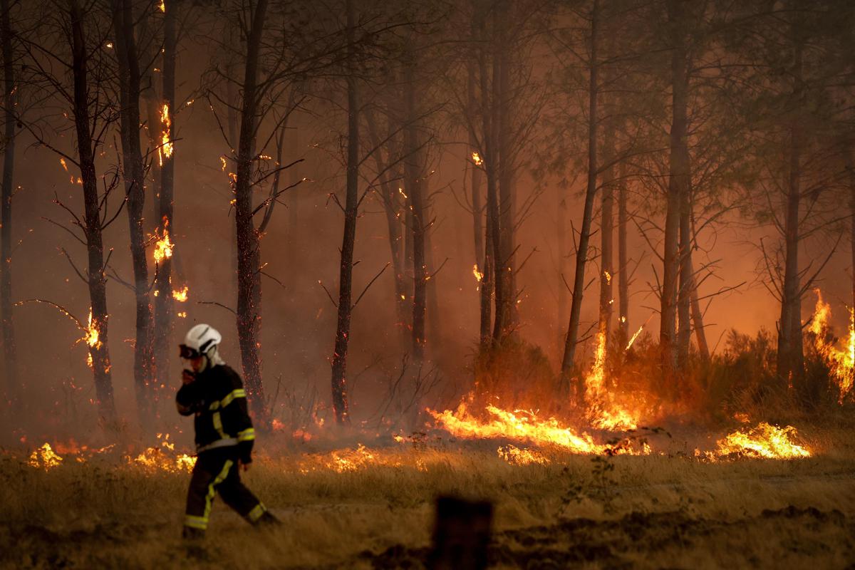 https://www.adnkronos.com/resources/02a7-2133b8500867-599e8d52be9e-1000/format/huge/francia_incendi6_afp.jpeg