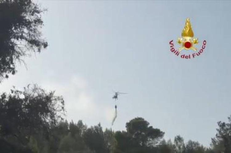 Elicottero impegnato a spegnere gli incendi sul Gargano