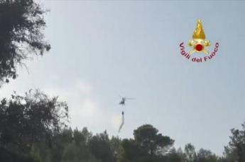 Elicottero impegnato a spegnere gli incendi sul Gargano