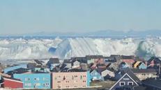 Grosso iceberg si spezza e si capovolge davanti alle coste della Groenlandia - Video