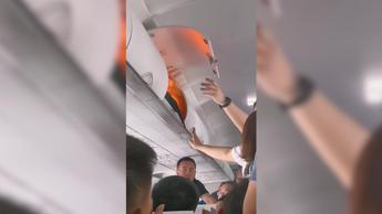 Batteria portatile prende fuoco su un aereo cinese, panico a bordo - Video