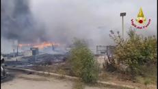 Incendi in Sicilia, bruciano capannoni industriali a Termini Imerese - Video