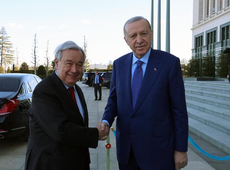 Il segretario generale dell'Onu Antonio Guterres (a sinistra) con il presidente turco Recep Tayyip Erdogan
 - Fotogramma/Ipa
