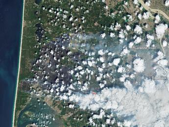 Questa immagine, catturata il 26 luglio, mostra l'area a ovest di Bordeaux, nella Francia sud-occidentale, dove gli incendi continuano a bruciare la campagna della regione della Gironda, famosa per i suoi vigneti, le foreste di pini e le zone paludose. Il vento e l'ondata di calore alimentano le fiamme, che secondo le prime stime hanno carbonizzato un'area pari ad almeno quattro volte la superficie di Parigi. - Sentinel-2, Copernicus, EsaL'immagine catturata il 26 luglio mostra gli incendi a ovest di Madrid, in Spagna. L'area intorno alla città di Ávila, circa 100 km a nord-ovest della capitale, è stata una delle zone più colpite dall'incendio. - Sentinel-2, Copernicus, EsaQuesta immagine, catturata il 26 luglio, mostra una vista ravvicinata della stazione di terra Esa di Cebreros, a ovest di Madrid, in Spagna, area interessata dall'incendio che ha colpito con particolare intensità la zona intorno alla città di Ávila. - Sentinel-2, Copernicus, Esa