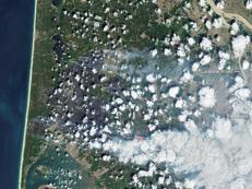 Questa immagine, catturata il 26 luglio, mostra l'area a ovest di Bordeaux, nella Francia sud-occidentale, dove gli incendi continuano a bruciare la campagna della regione della Gironda, famosa per i suoi vigneti, le foreste di pini e le zone paludose. Il vento e l'ondata di calore alimentano le fiamme, che secondo le prime stime hanno carbonizzato un'area pari ad almeno quattro volte la superficie di Parigi. - Sentinel-2, Copernicus, EsaL'immagine catturata il 26 luglio mostra gli incendi a ovest di Madrid, in Spagna. L'area intorno alla città di Ávila, circa 100 km a nord-ovest della capitale, è stata una delle zone più colpite dall'incendio. - Sentinel-2, Copernicus, EsaQuesta immagine, catturata il 26 luglio, mostra una vista ravvicinata della stazione di terra Esa di Cebreros, a ovest di Madrid, in Spagna, area interessata dall'incendio che ha colpito con particolare intensità la zona intorno alla città di Ávila. - Sentinel-2, Copernicus, Esa