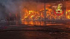 Maxi incendio a Novate Milanese, il video delle fiamme all'isola ecologica