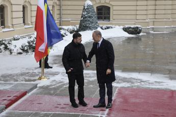 Il premier polacco Donald Tusk (a destra) con il presidente ucraino Volodymyr Zelensky a Kiev - Fotogramma/Ipa