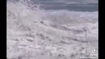 Il baywatch 16enne salva un ragazzo nel Pacifico. Trump: 