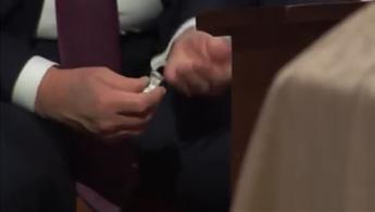 Trump al funerale del senatore Graham, caramelle e stanchezza - Video