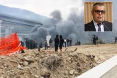 Gli scontri del 25 luglio scorso in Val di Susa e in alto l'ex procuratore generale di Torino Francesco Saluzzo - (Fotogramma/Ipa)