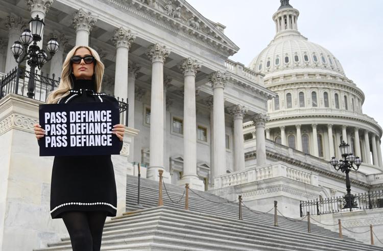 Paris Hilton manifesta a Washington per l'approvazione di una legge che persegua la pornografia deepfake, della quale è stata vittima - Fotogramma/Ipa
