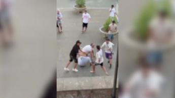 Giovani pestano a sangue un anziano in piazza nel Napoletano, il video choc