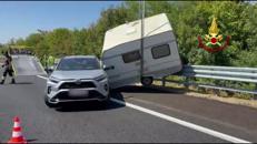Trieste, sbanda con l'auto e si ritrova la roulotte in bilico sul guardrail