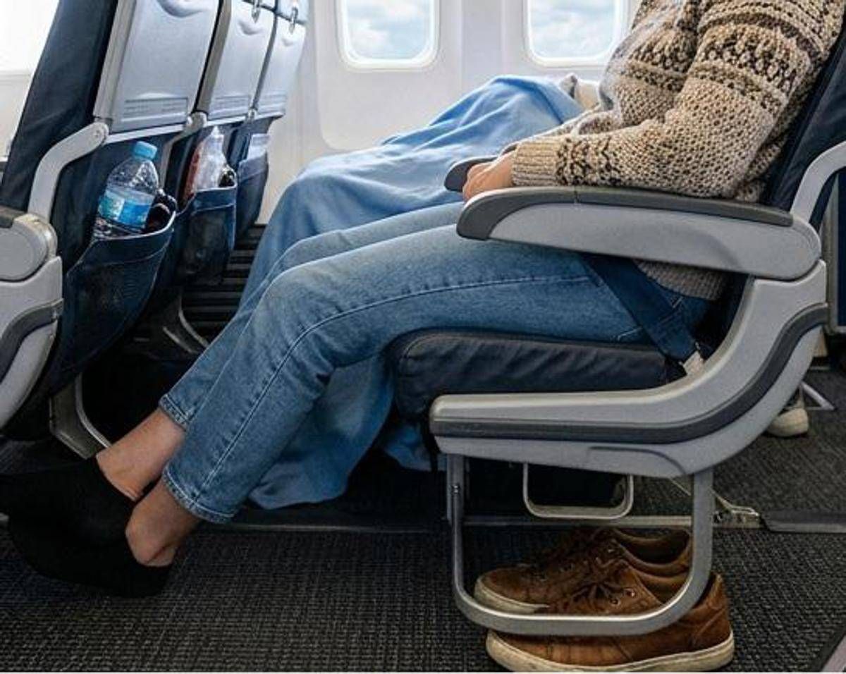 https://www.adnkronos.com/resources/02a7-2139b538bc2f-6b163cbab983-1000/format/huge/aereo_scarpe_ai.jpeg