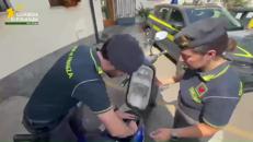 Maxi sequestro di motorini in Italia, li vendevano come bici elettriche - Video