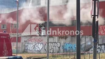 Milano, incendio alla stazione Garibaldi: fumo e uffici evacuati - Video