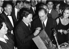 (Michele Prisco, circondato dalla folla, firma l’urna tra Maria Bellonci e Guido Alberti - foto archivio Premio Strega - Ufficio stampa Premio Strega)
