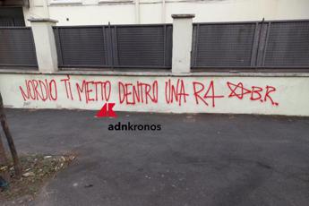 La scritta con la minaccia  - Foto Adnkronos