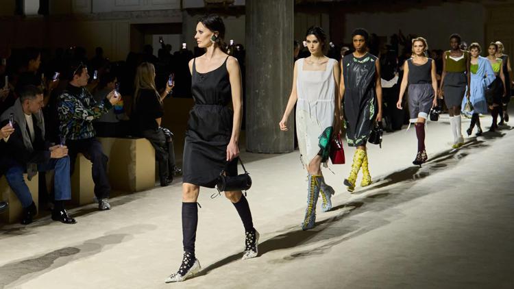 Prada accelera e apre nuovo ciclo crescita, riflettori su Versace