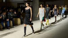 Prada accelera e apre nuovo ciclo crescita, riflettori su Versace