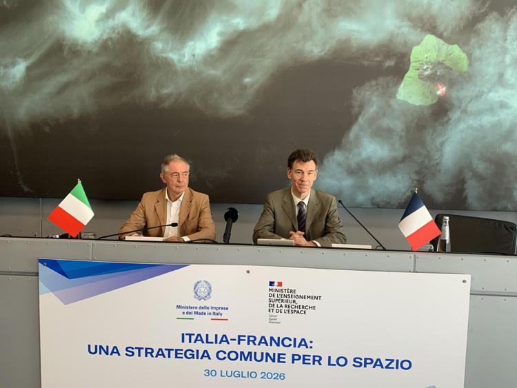 La conferenza stampa congiunta di Urso e Baptiste al Centro spaziale del Fucino di Telespazio, parte di Leonardo (foto Adnkronos)