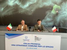 La conferenza stampa congiunta di Urso e Baptiste al Centro spaziale del Fucino di Telespazio, parte di Leonardo (foto Adnkronos)