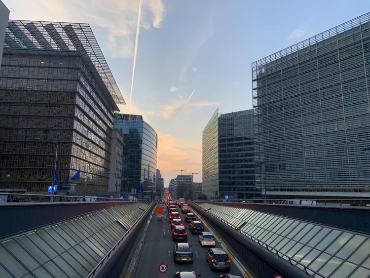 Rue de la Loi o Wetstraat, la via di Bruxelles che divide la sede della Commissione Europea, a destra in primo piano nella foto (palazzo Berlaymont), e quella del Consiglio Ue e del Consiglio Europeo (l'Europa Building) a sinistra in primo piano. - Foto Adnkronos